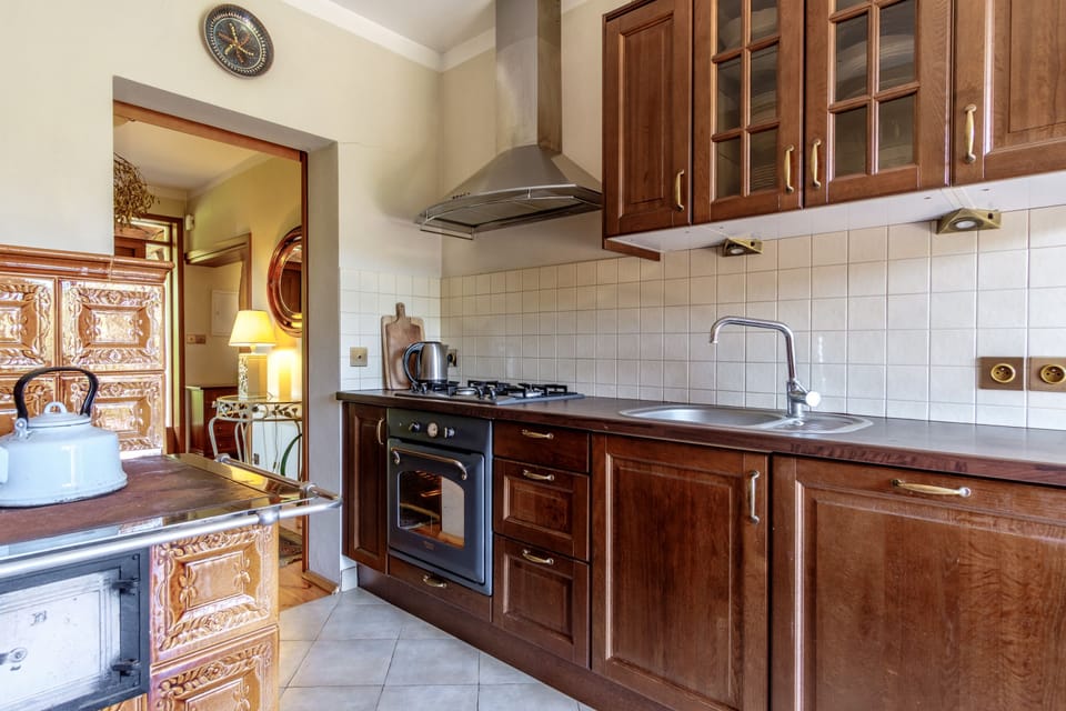 House, 4 Bedrooms | Shared kitchen | Full-size fridge, oven, stovetop, coffee/tea maker