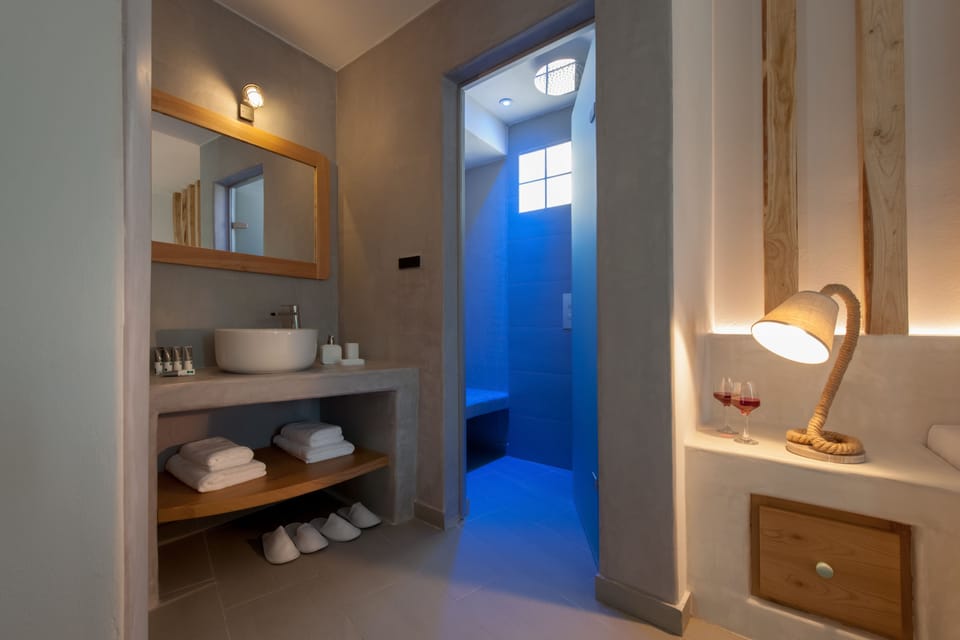 Honeymoon Suite with Private Heated Plunge Pool & Caldera View | Bathroom | Shower, hydromassage showerhead, free toiletries, hair dryer
