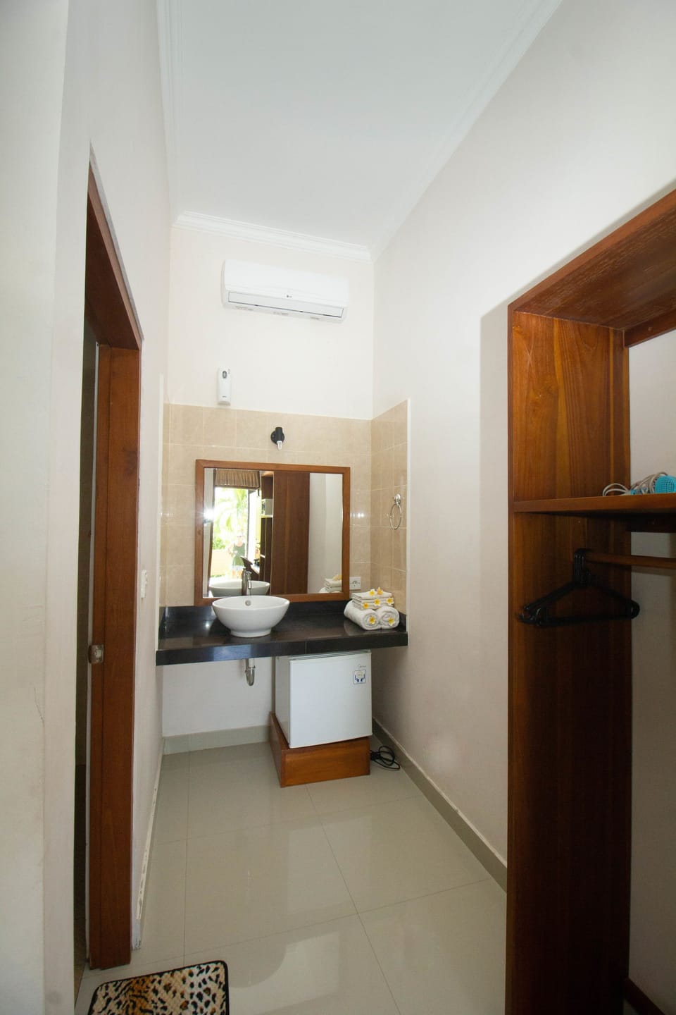 Shower, rainfall showerhead, free toiletries, hair dryer