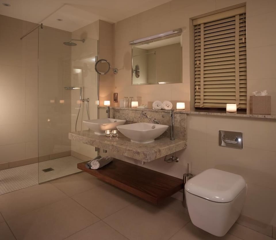 Deluxe Double Room | Bathroom | Slippers