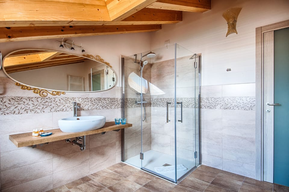 Junior Studio Suite, River View | Bathroom | Shower, rainfall showerhead, hair dryer, bidet