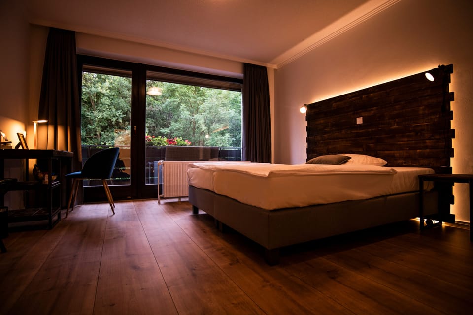 Business Room, Non Smoking | Hypo-allergenic bedding available, desk, blackout drapes