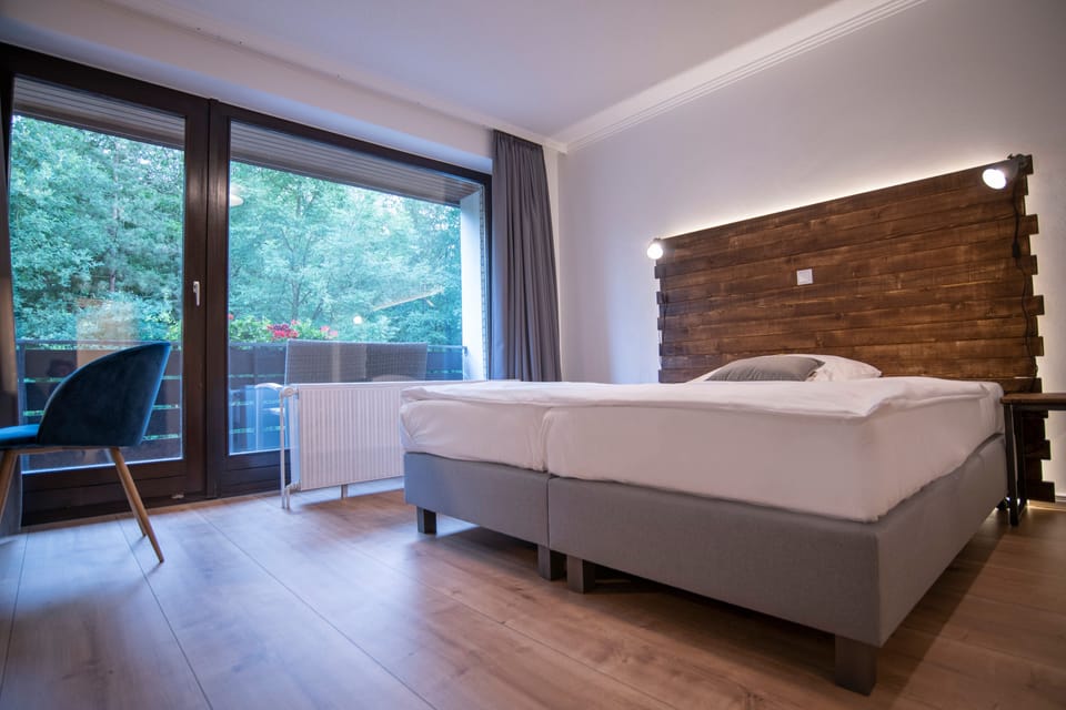 Business Room, Non Smoking | Hypo-allergenic bedding available, desk, blackout drapes