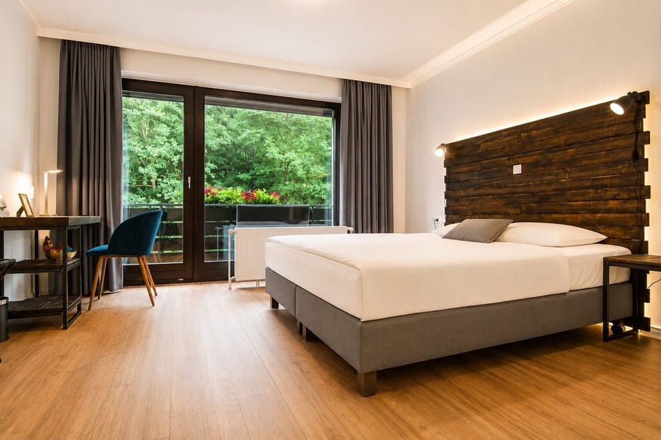 Business Room, Non Smoking | Hypo-allergenic bedding available, desk, blackout drapes