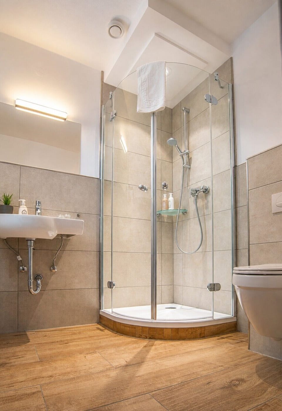Business Room, Non Smoking | Bathroom | Shower, eco-friendly toiletries, hair dryer, towels