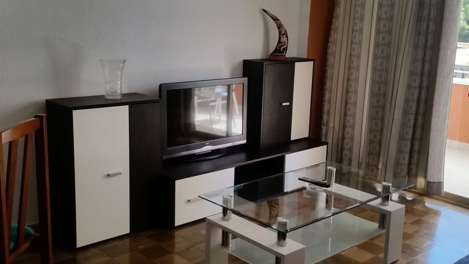 Apartment, 1 Double Bed, Non Smoking, Terrace | Living room | Flat-screen TV