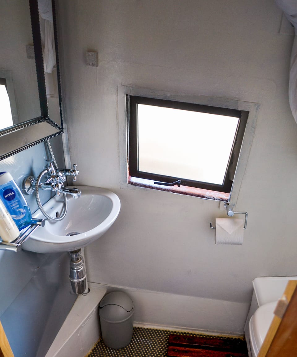 Maggie May House Boat | Bathroom amenities | Shower, towels