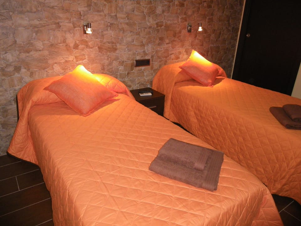 Basic Double Room, 2 Twin Beds | Minibar, desk, free WiFi, bed sheets