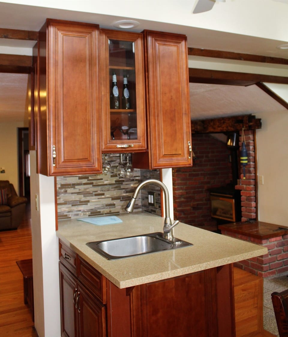 Wet bar in living room/breakfast nook area