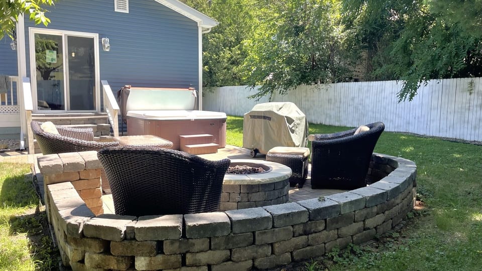 Backyard w/gas fire pit, gas grill and hot tub