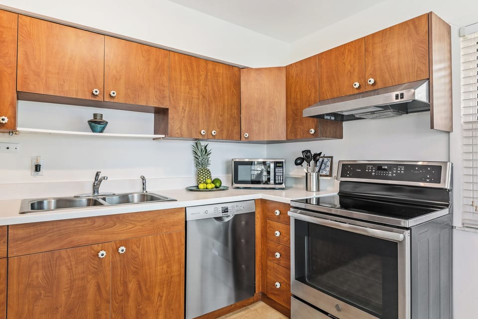 Full kitchen, upstairs