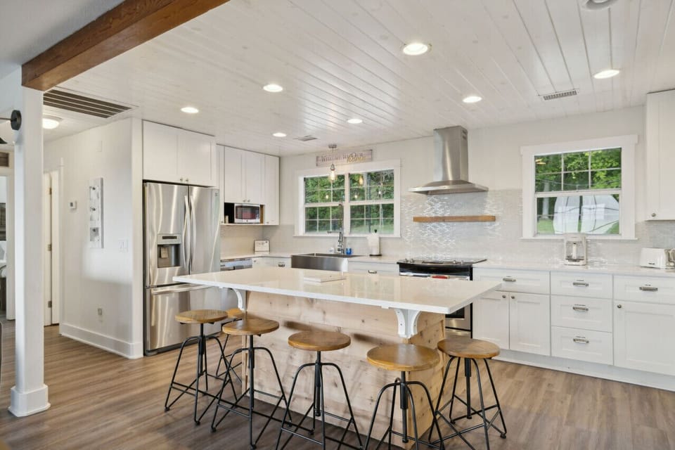 Island with ample additional seating