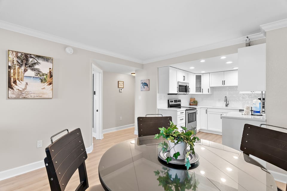 Dining & Kitchen Area
