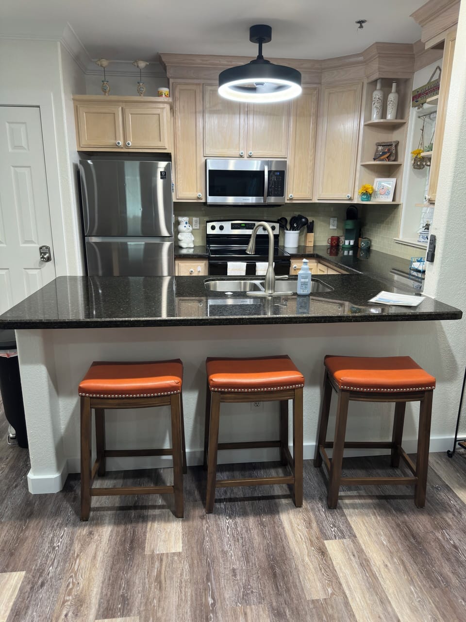 Full kitchen with all you need.