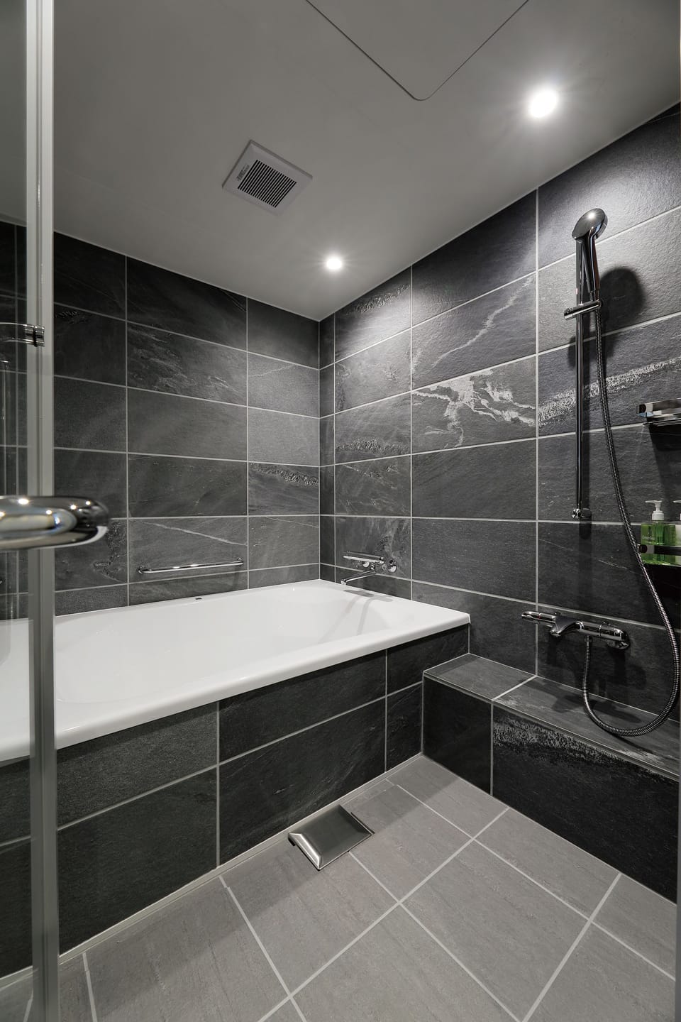 Premium Suite Twin Room | Bathroom | Free toiletries, hair dryer, slippers, electronic bidet
