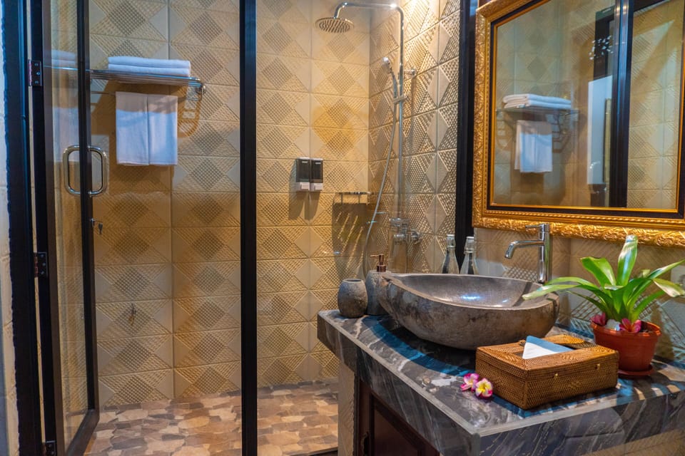 Horse Villa, Hill Landscape | Bathroom | Shower, free toiletries, slippers, towels