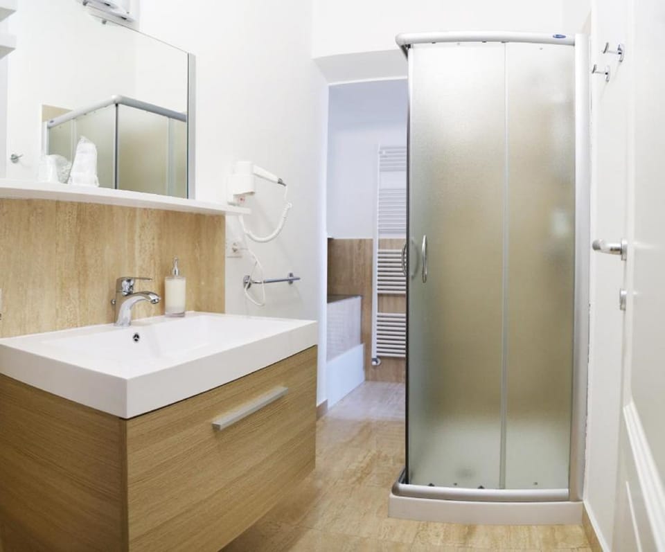 Shower, free toiletries, hair dryer, bidet