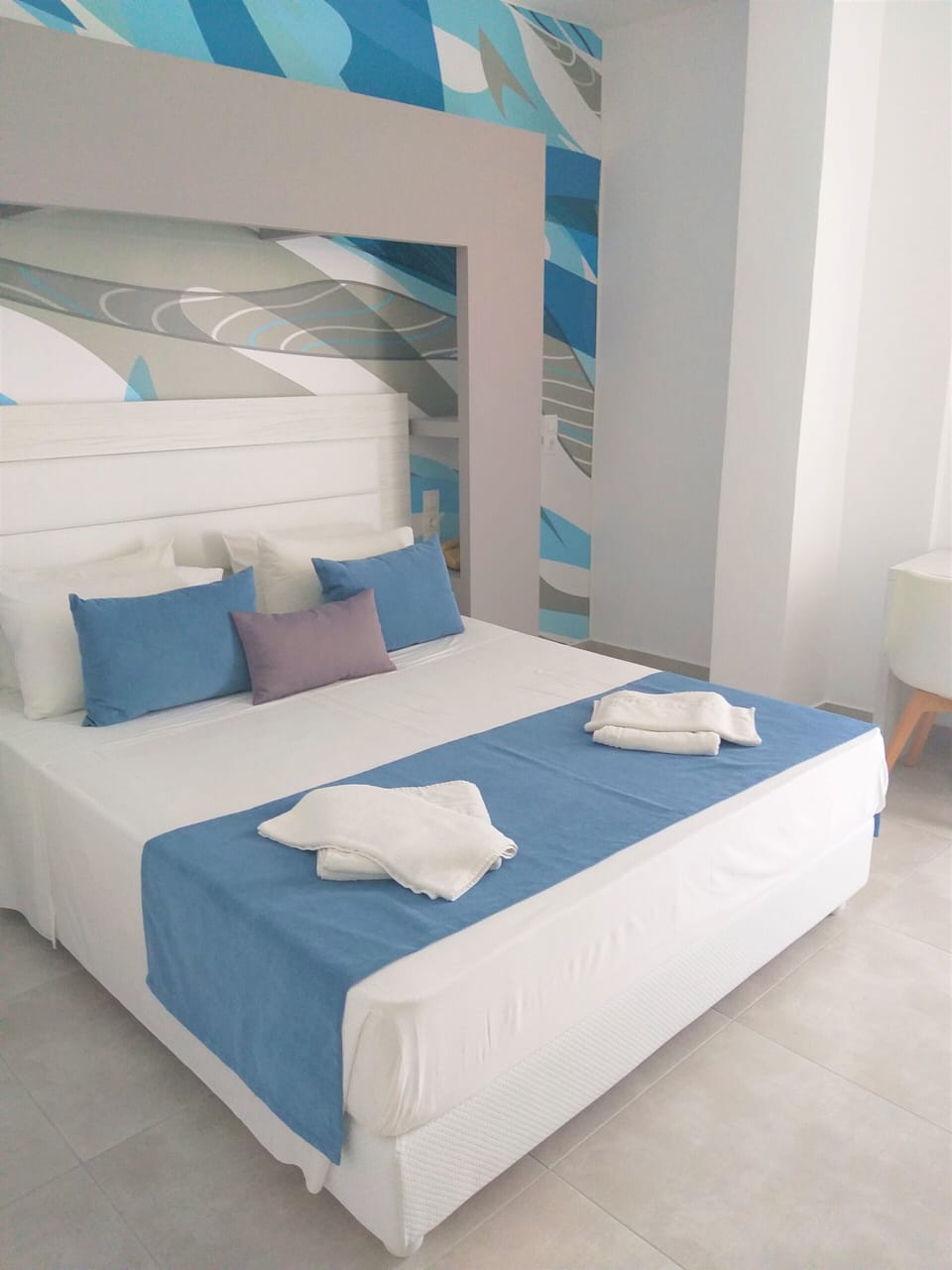 Iron/ironing board, bed sheets