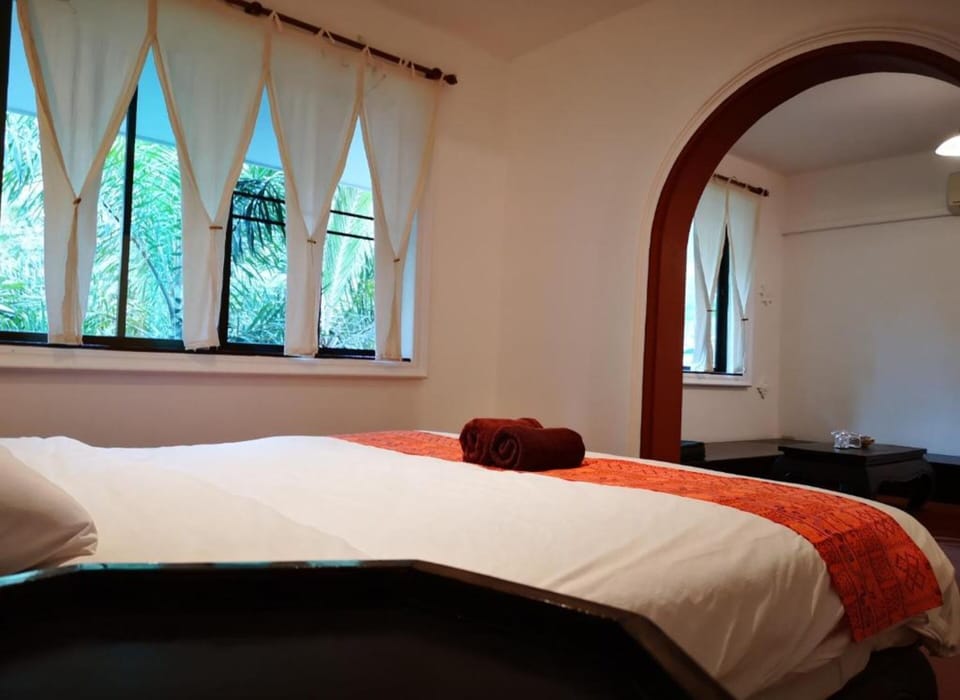 Deluxe Room with Shower | Desk, bed sheets