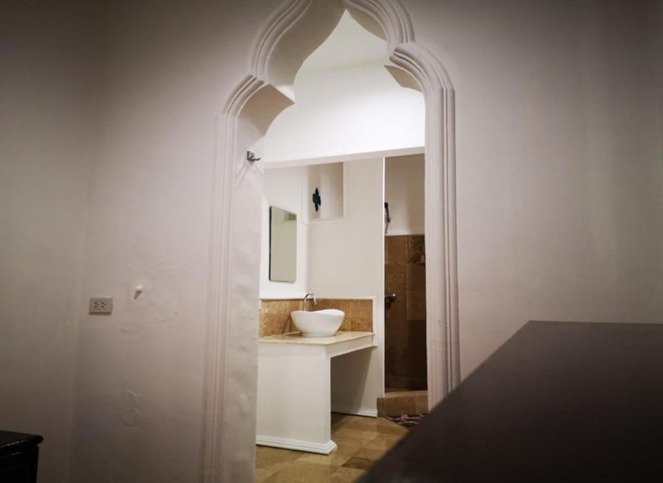 Deluxe Room with Shower | Bathroom | Shower, free toiletries, towels