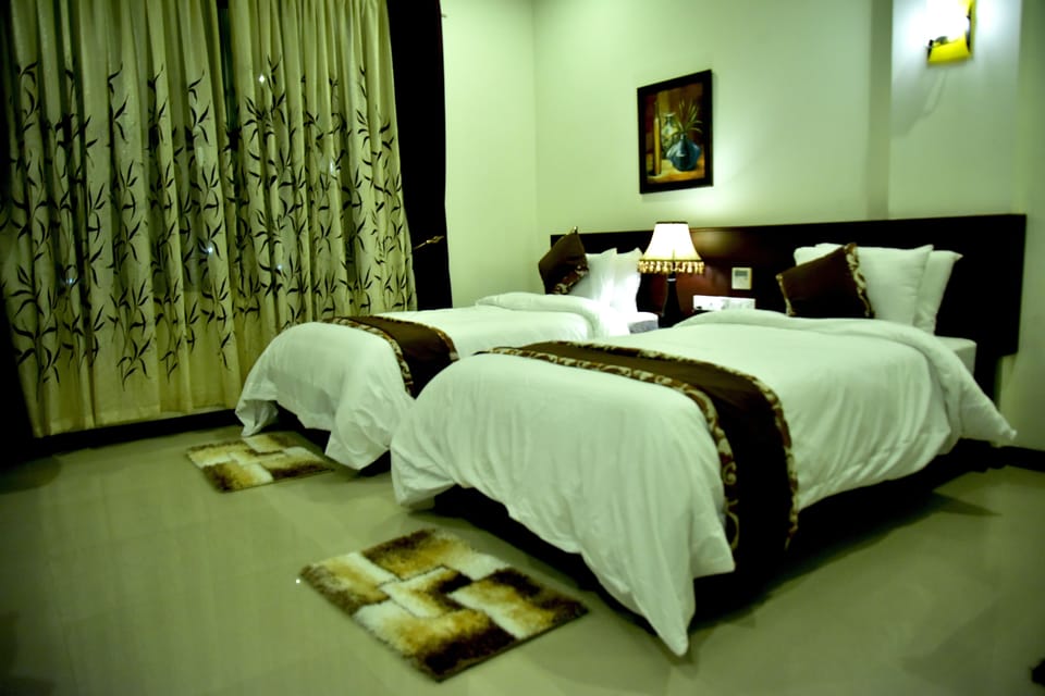Twin Room | Minibar, in-room safe, individually decorated, individually furnished
