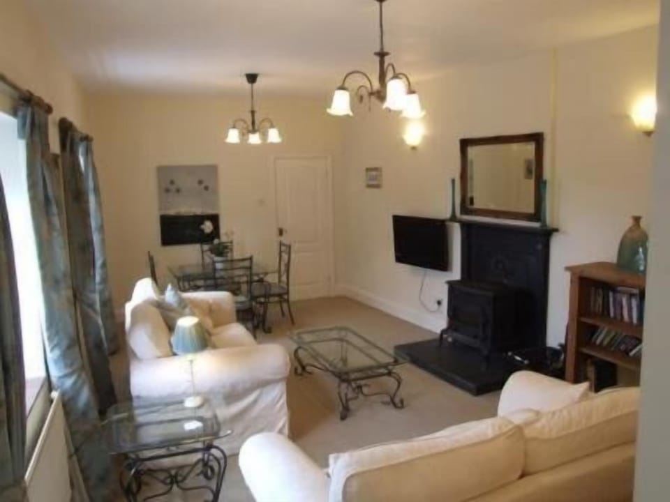 32-inch flat-screen TV with digital channels, TV