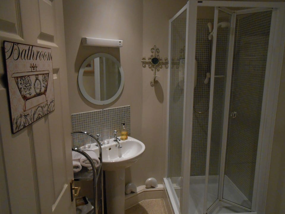 Superior Twin Room | Bathroom | Free toiletries, hair dryer, bathrobes, towels