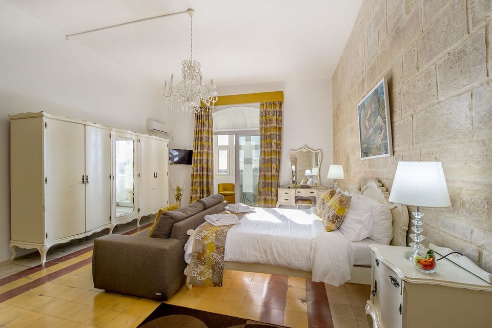 Family Room | Desk, iron/ironing board, free WiFi, bed sheets