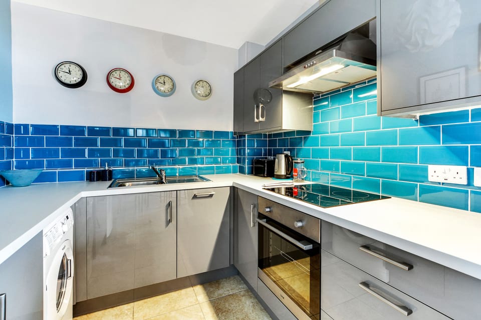 Private kitchen | Fridge, microwave, oven, stovetop