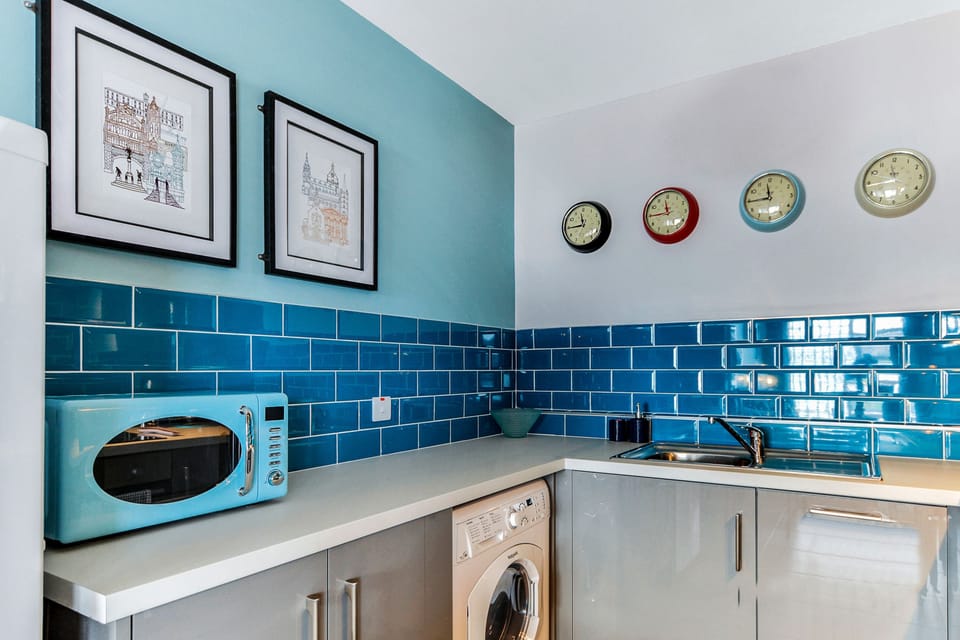 Private kitchen | Fridge, microwave, oven, stovetop