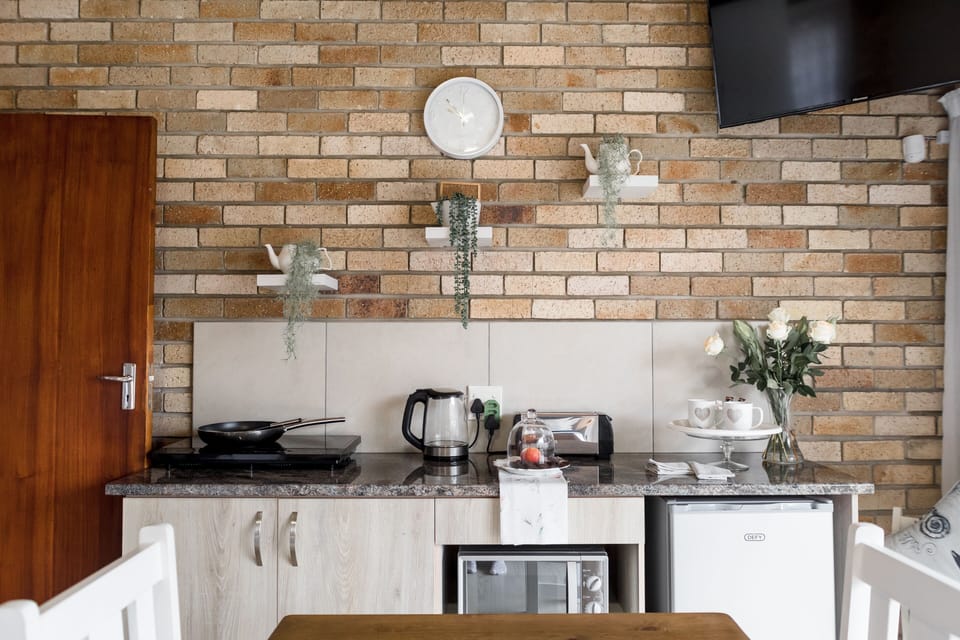 Room (Nicole) | Private kitchenette | Mini-fridge, microwave, stovetop, electric kettle