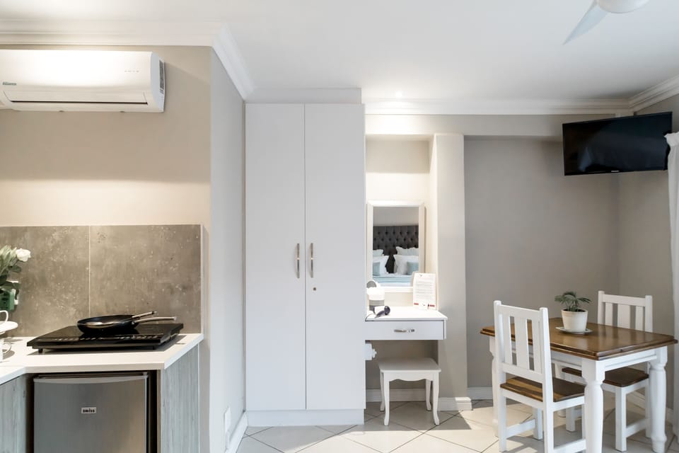 Room (Jenna) | Desk, laptop workspace, iron/ironing board, free WiFi