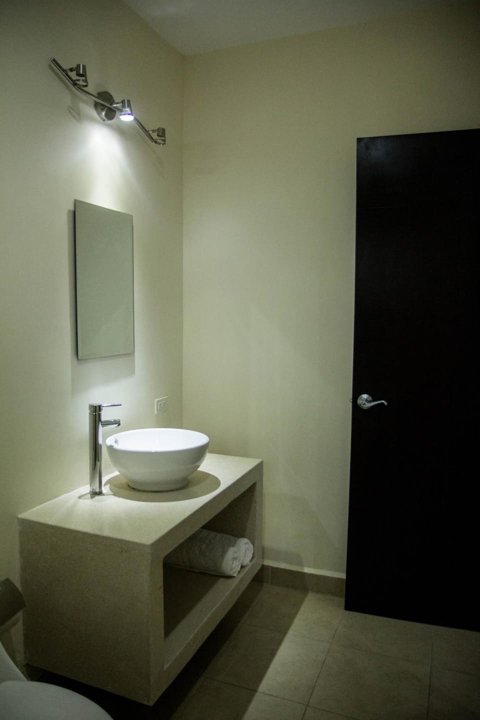Shower, rainfall showerhead, free toiletries, hair dryer