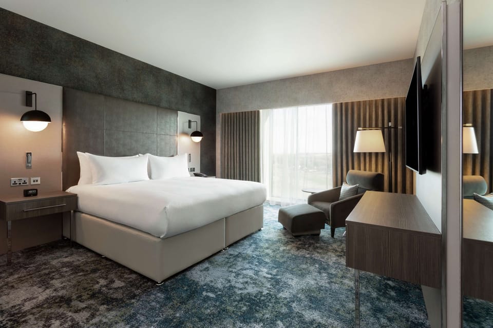 Executive Suite, 1 Bedroom | Premium bedding, pillowtop beds, minibar, in-room safe