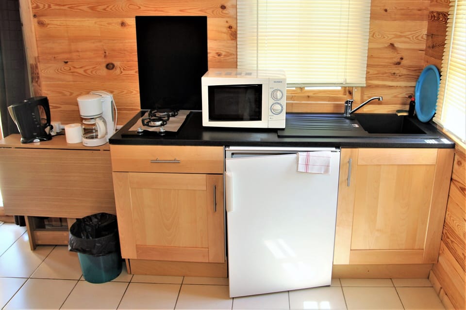Cottage, Non Smoking, Shared Bathroom | Private kitchen | Electric kettle