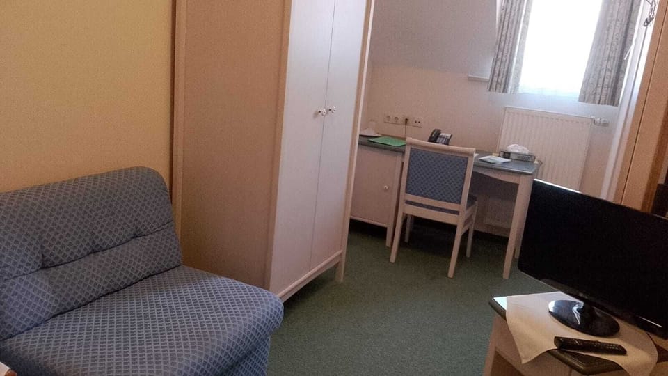 Single Room | Desk, laptop workspace, free WiFi, bed sheets