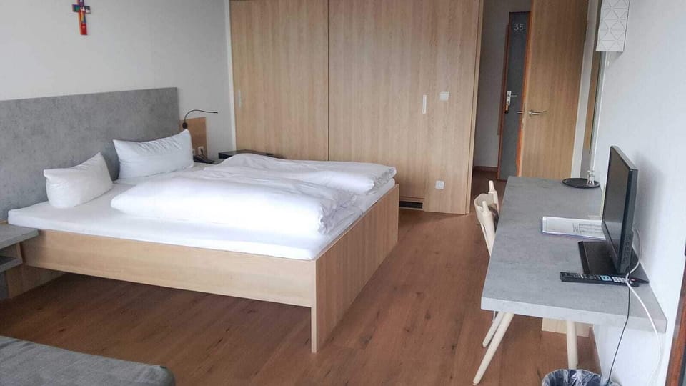Standard Double Room | Desk, laptop workspace, free WiFi, bed sheets