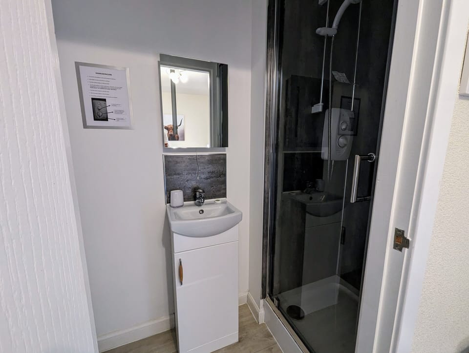 Classic Single Room, 1 Twin Bed, Non Smoking | Bathroom | Shower, hair dryer, towels
