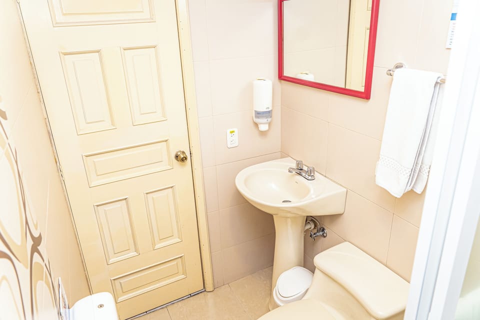 Shower, rainfall showerhead, free toiletries, hair dryer (on request)