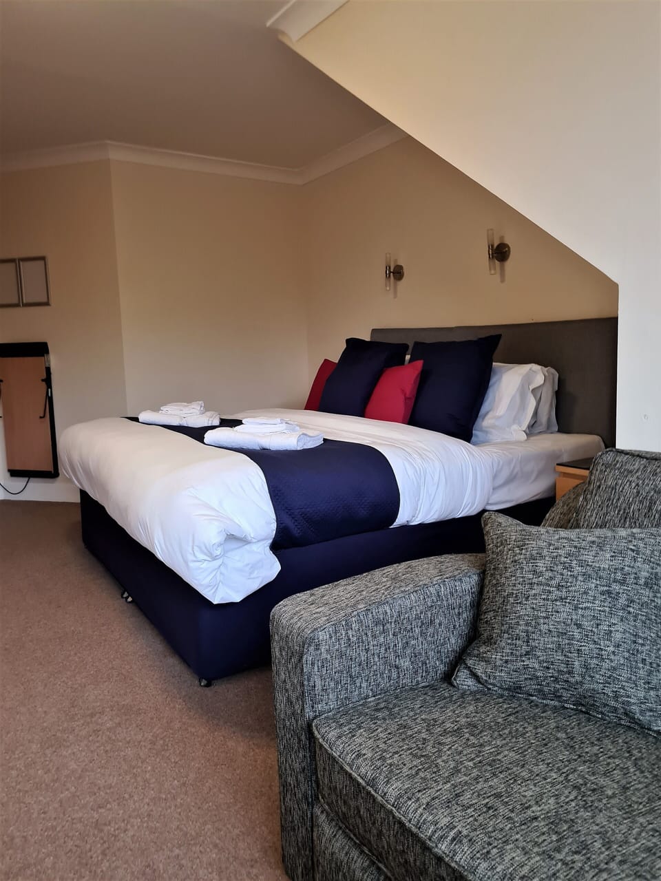 Deluxe Double Room, 1 King Bed, Private Bathroom | 1 bedroom, desk, soundproofing, free WiFi