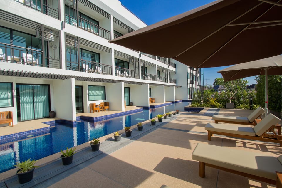 B Deluxe Studio pool & kitchen 