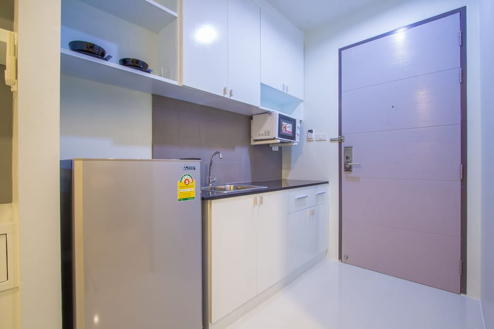 B Deluxe Studio pool & kitchen 