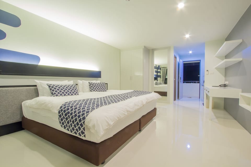 B Deluxe Studio pool & kitchen 