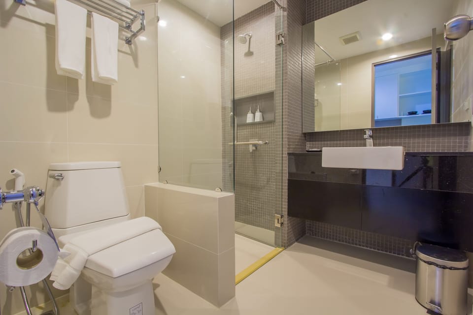B Deluxe Studio pool & kitchen 