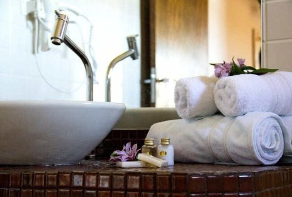 Deluxe Room, Garden View (Fenix) | Bathroom sink