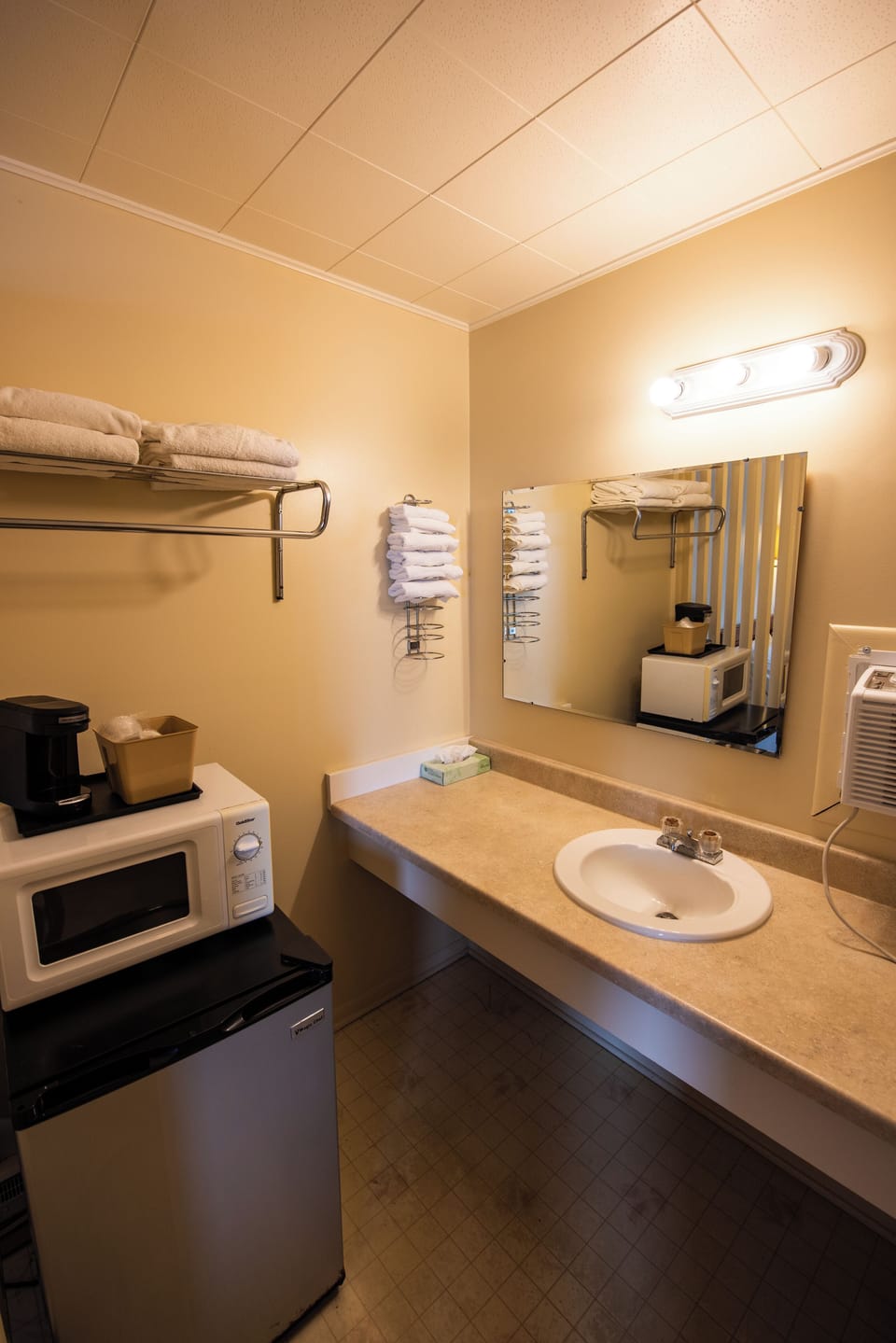 2 Queen Lakefront with Private Deck | Bathroom | Shower, towels