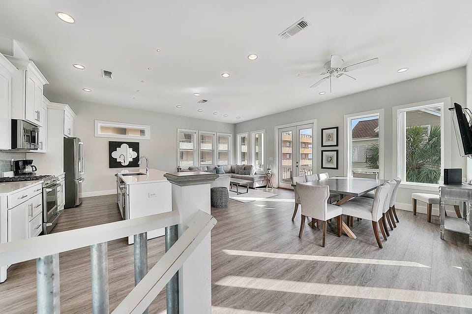 Aria Del Mare - Miramar Beach - Kitchen & Living Area