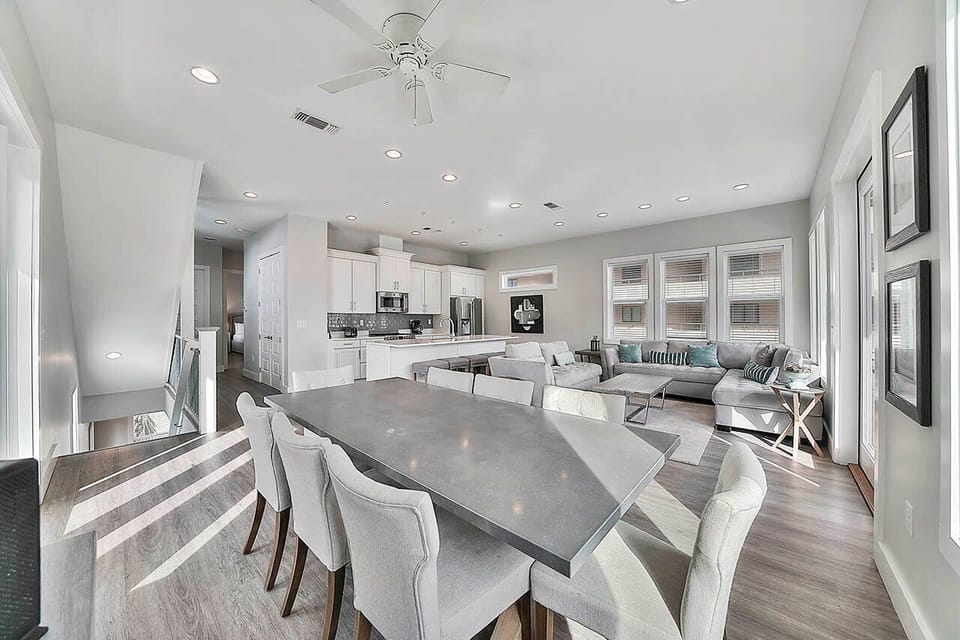 Aria Del Mare - Miramar Beach - Kitchen & Living Area