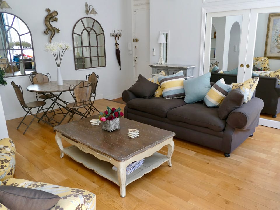Living Room with large smart TV with large film access and Sky/TNT/ESPN sports