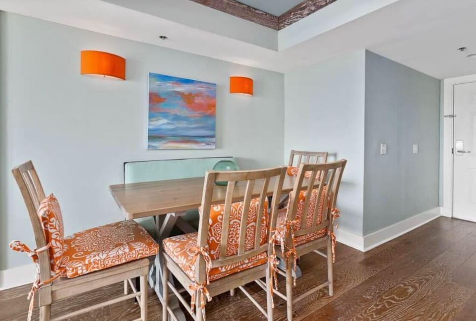 Dining Area w Seating for Six